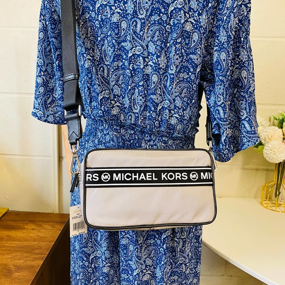 Michael Kors 35H9SY9C5C Small Camera Crossbody Shoulder Bag IN PEARL GREY - Picture 7 of 8